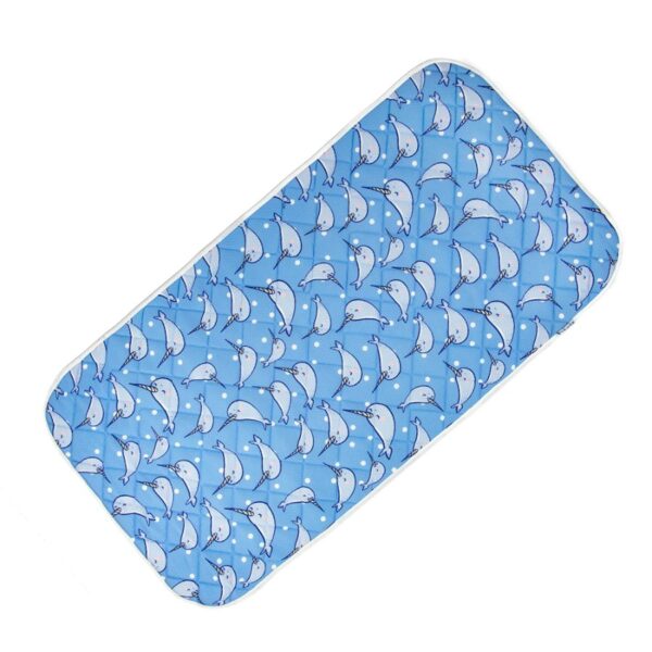 Niebieska nakładka na materac dla niemowlaka w narwale 120x60 cm