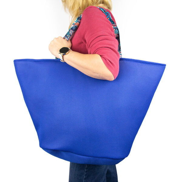 Pojemna niebieska torba na zakupy z owalnym dnem na ramieniu