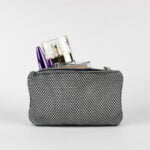 Mała kosmetyczka na zamek kratka z szarym suwakiem 20x12 cm