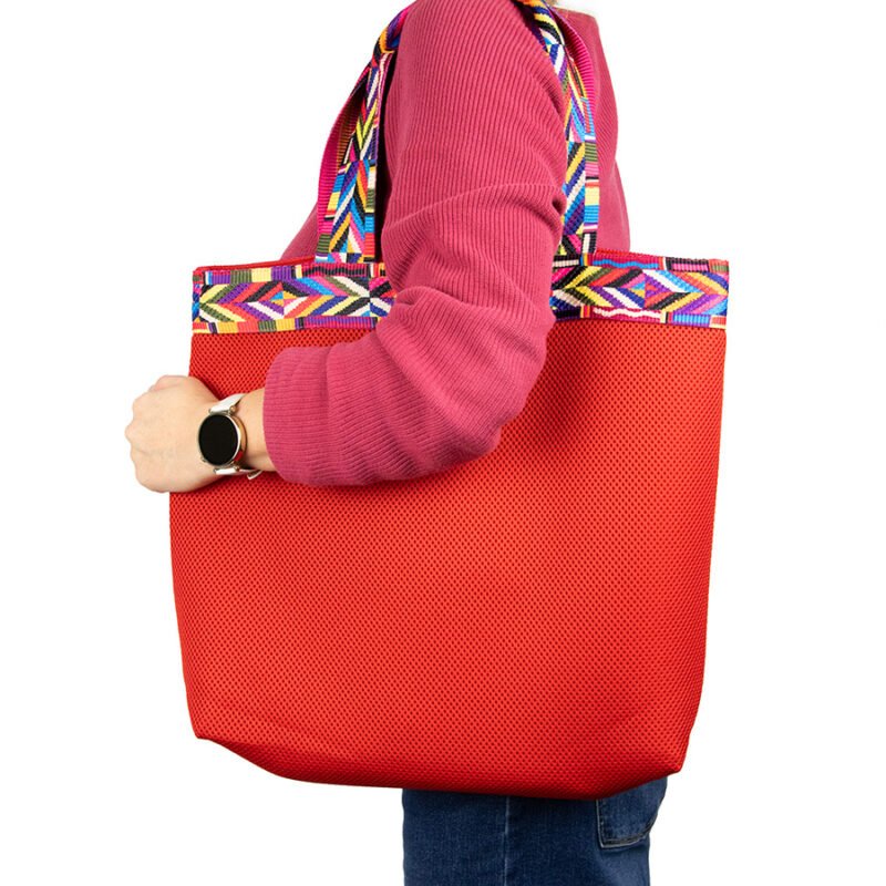 Pojemna czerwona torba na zakupy z elementem w stylu Etno na ramieniu