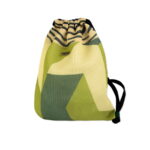 Worek na buty do przedszkola dla dziewczynki w odcieniu zielonym z zdobieniem w zeberkę - z czarnymi sznurkami