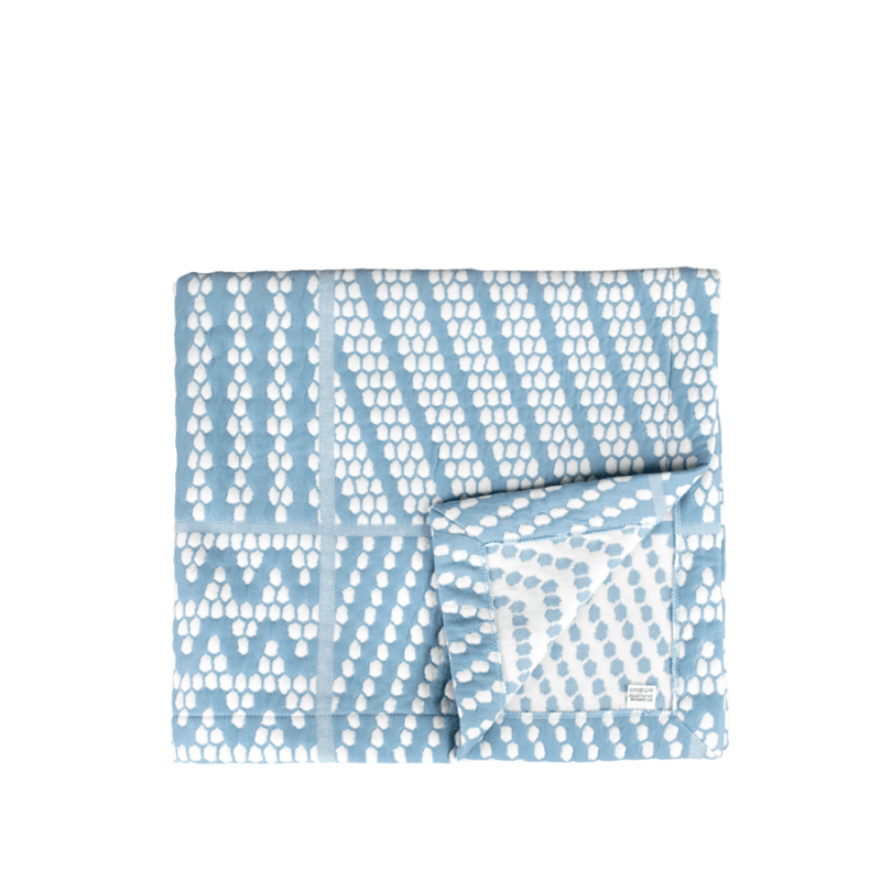Narzuta na sofę 160x220 błękitna w białe wzorki - na płasko
