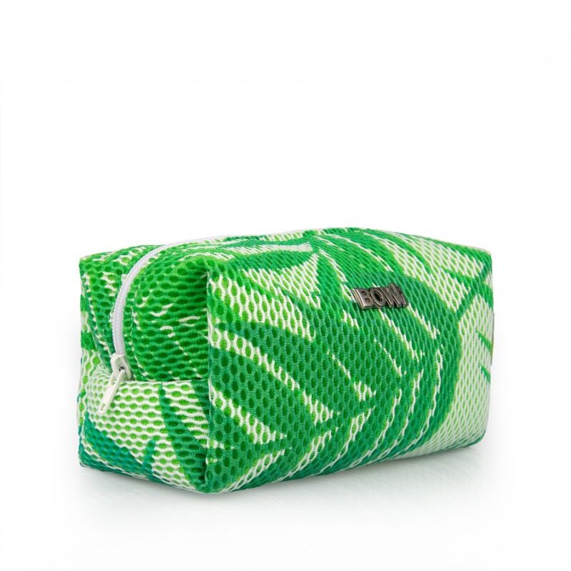 Pudełkowa kosmetyczka do bagażu w zielone liście - zbliżenie na zamek