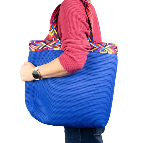 Pojemna torba na zakupy niebieska z elementem w stylu Etno na ramieniu