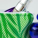 Mała saszetka kosmetyczka na zamek w zielone liście - zbliżenie na zamek