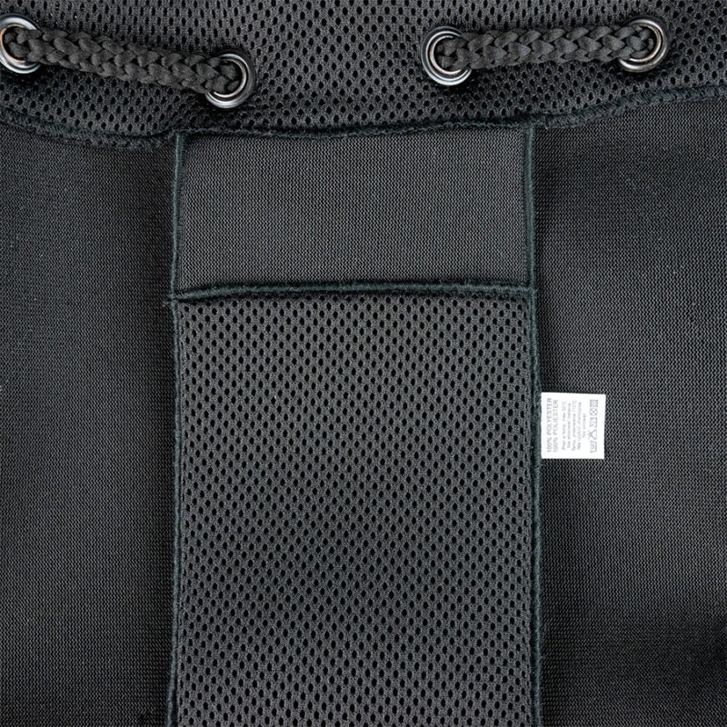 Podręczna czarna torebka na ramię - zbliżenie na kieszonkę