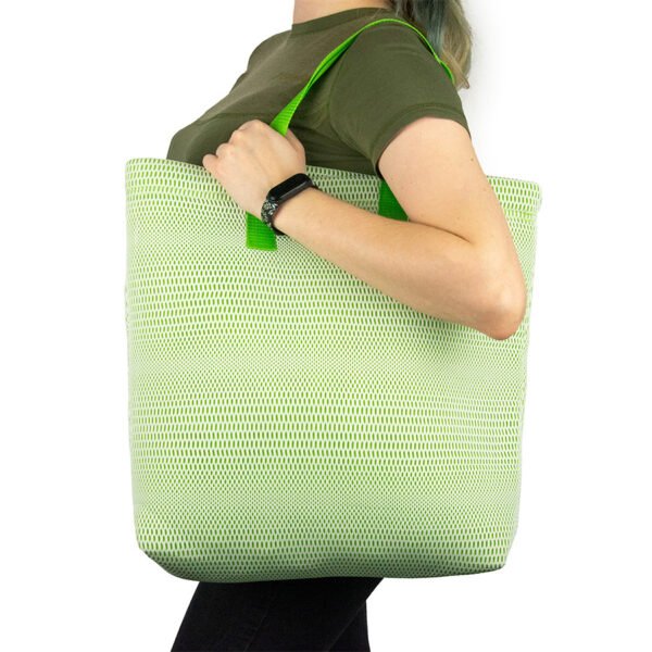 Zielona torba plażowa pojemna - wzór poziomy - na ramieniu