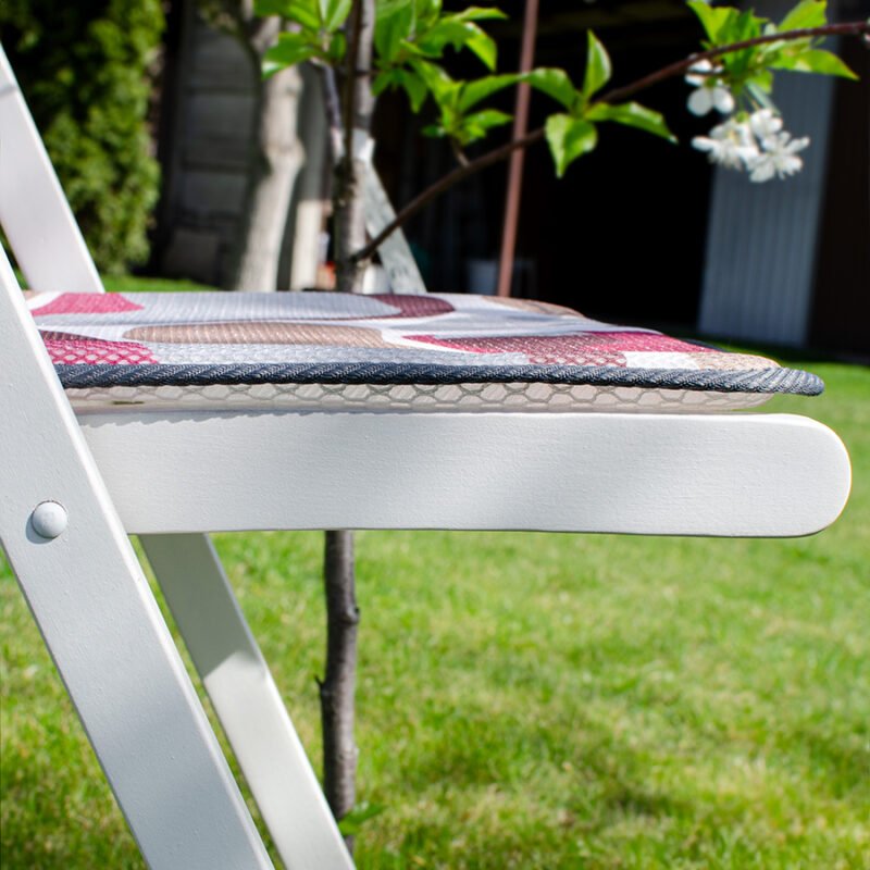 Zbliżenie na poduszkę ogrodową na krzesło 40x40 wzór kamienie różowe