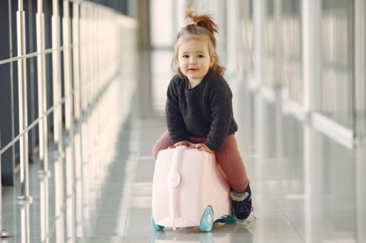 dziewczynka na walizce