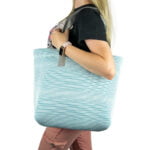 Torba plażowa z oddychającego materiału w kolorze błękitnym z dodatkową kieszonką na telefon 45x33 cm