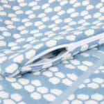 Jasno-niebieska poszewka dekoracyjna na poduszkę z ekspresem